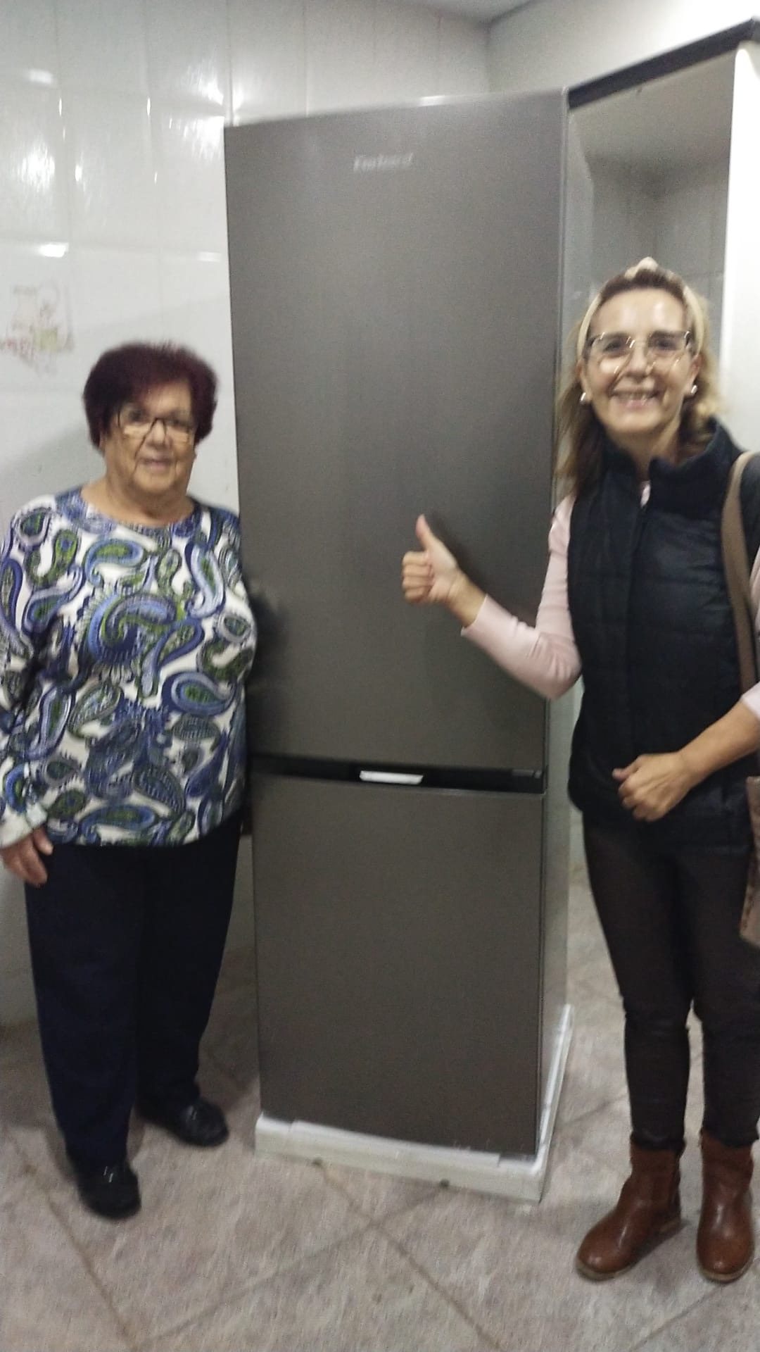 afectadas por la Dana en Valencia junto a la nevera donada por la campaña solidaria coordinada por Eliwell Ibérica